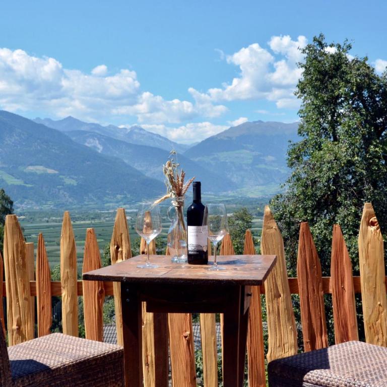 SOMMERFRISCHE TSCHENGLS Ein ganzes historisches Ferienhaus für euch in SÜDTIROL Urlaub im ruhigen Bergdorf Tschengls im Vinschgau mit Weitblick und Gartenterrasse ideal für Kleingruppen Familien mit Hund - Appartamento con 3 Camere da Letto - 4
