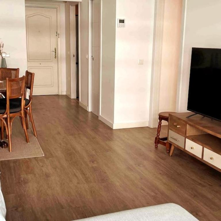 Love Rent4 Málaga Bajondillo Playa, Piscina & Parking - Two-Bedroom Apartment - 3