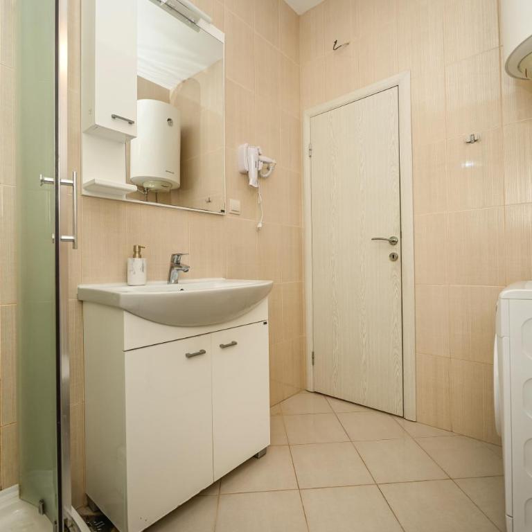 Villa Lux Rajović - Apartman s 1 Spavaćom Sobom, Balkonom i Pogledom na More - 9