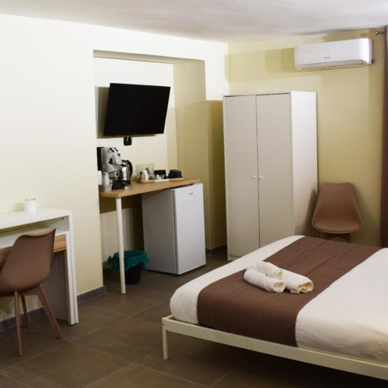 Mirea - Triple Room with Private Bathroom - 5