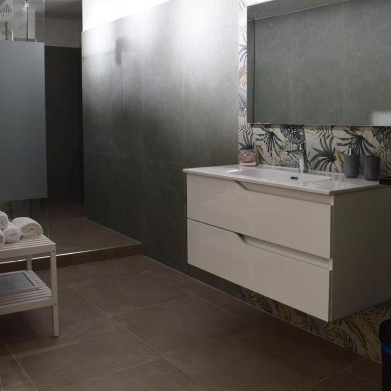 Mirea - Triple Room with Private Bathroom - 8