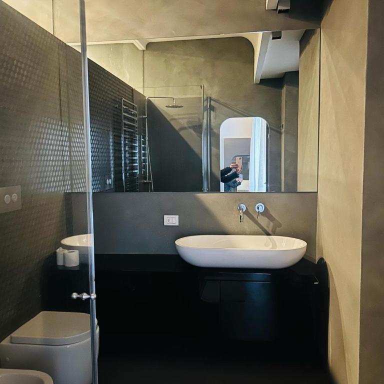 Central Hostel Milano - Camera Matrimoniale/Doppia con Letti Singoli con Bagno in Comune - 9