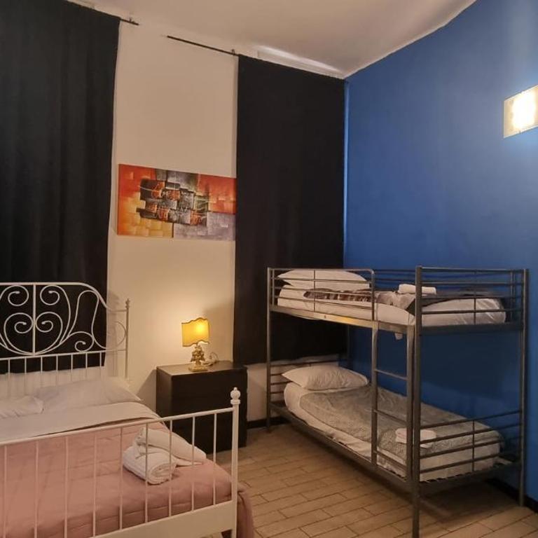Family Hostel Milano - Camera Matrimoniale/Doppia con Letti Singoli con Bagno in Comune - 1