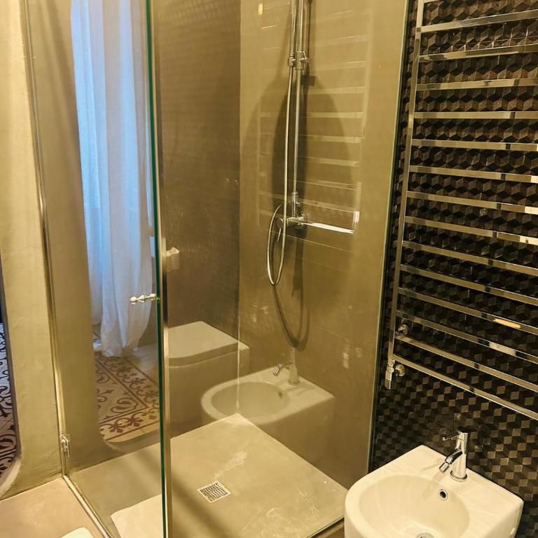 Family Hostel Milano - Camera Matrimoniale/Doppia con Letti Singoli con Bagno in Comune - 9
