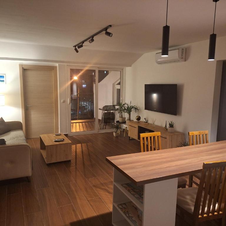 3 Min Walk to Beach Spacious 3BR Flat with Balcony Parking - Three-Bedroom Standard Apartment - 1