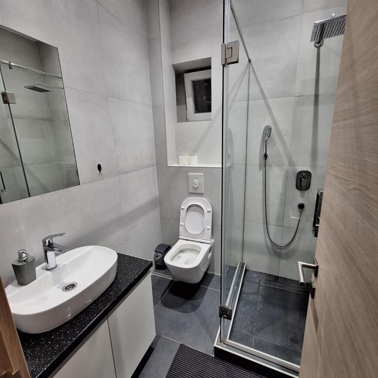 3 Min Walk to Beach Spacious 3BR Flat with Balcony Parking - Three-Bedroom Standard Apartment - 11