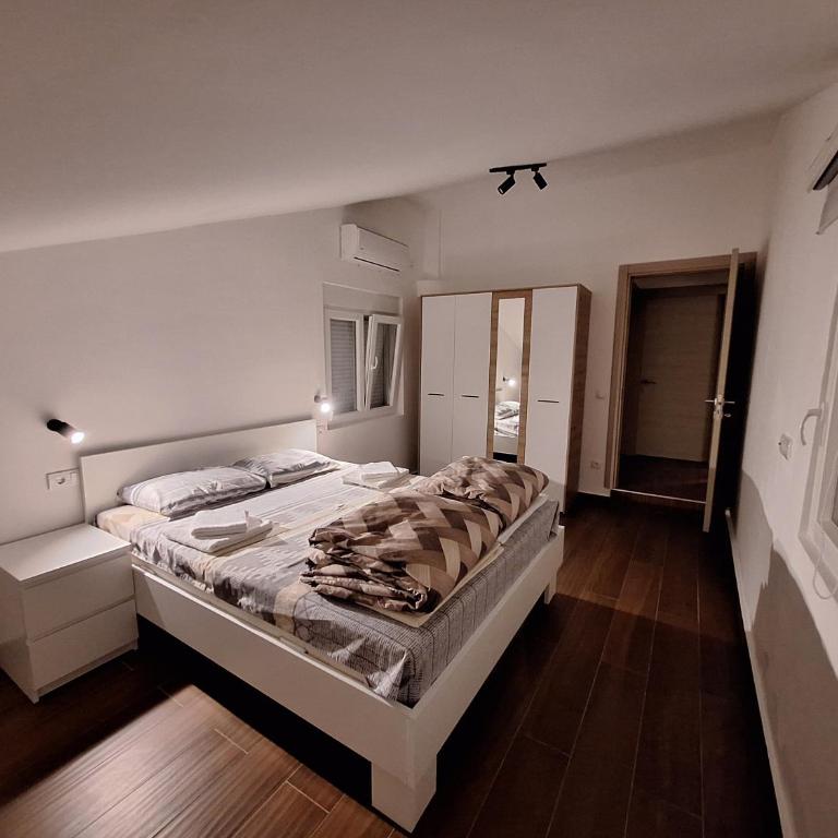 3 Min Walk to Beach Spacious 3BR Flat with Balcony Parking - Three-Bedroom Standard Apartment - 14