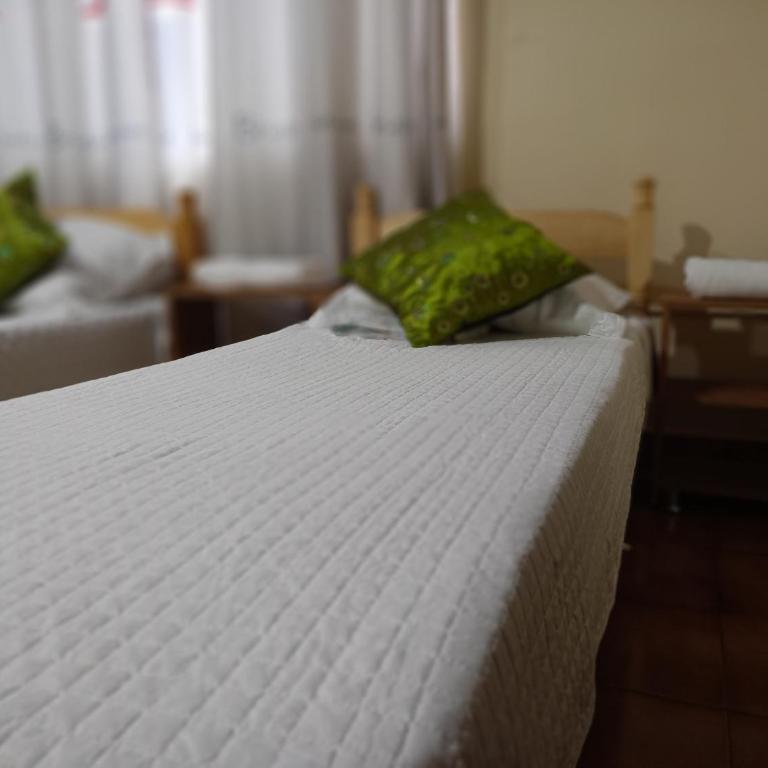 RESIDENCIA-UNIV - Triple Room with Private External Bathroom - 6