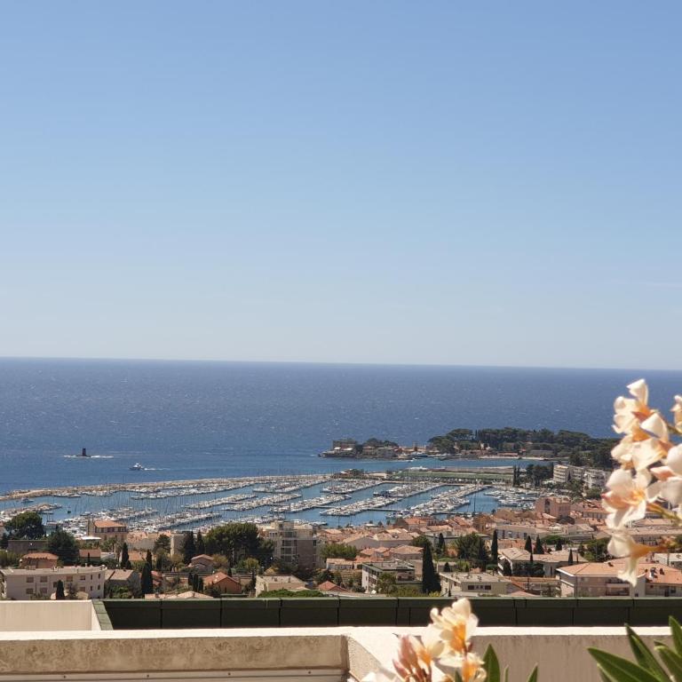 VUE EPOUSTOUFLANTE SUR BANDOL & LA MER 2 pièces, piscine tout confort 4 étoiles, très calme, terrasse spacieuse sans vis à vis, parking privé résidence standing - Apartamento de 1 dormitorio - 5