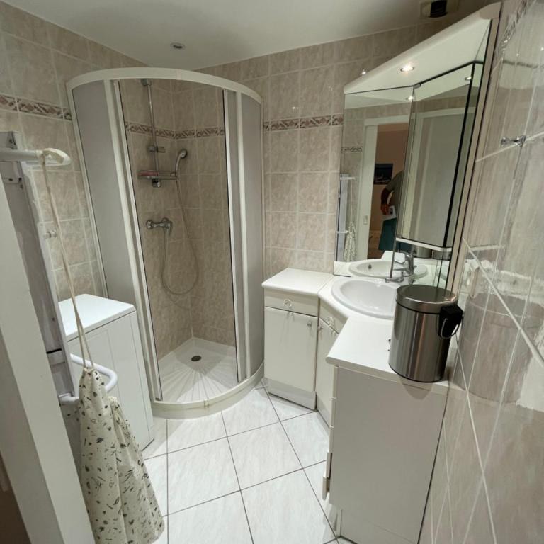 VUE EPOUSTOUFLANTE SUR BANDOL & LA MER 2 pièces, piscine tout confort 4 étoiles, très calme, terrasse spacieuse sans vis à vis, parking privé résidence standing - Apartamento de 1 dormitorio - 19