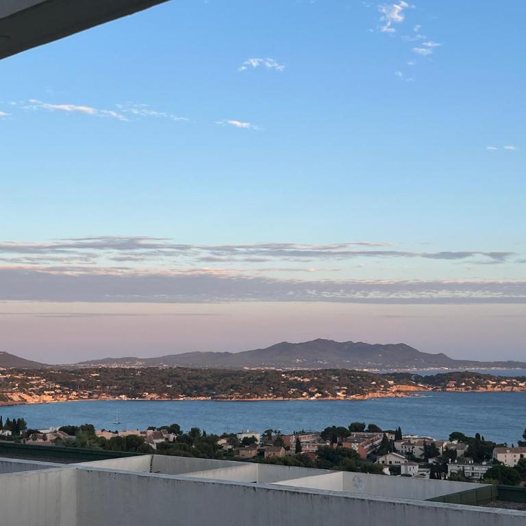 VUE EPOUSTOUFLANTE SUR BANDOL & LA MER 2 pièces, piscine tout confort 4 étoiles, très calme, terrasse spacieuse sans vis à vis, parking privé résidence standing - Apartamento de 1 dormitorio - 22