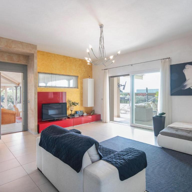 Gorgeous Home In Lazise Vr - Casa Vacanze con 3 Camere da Letto - 2