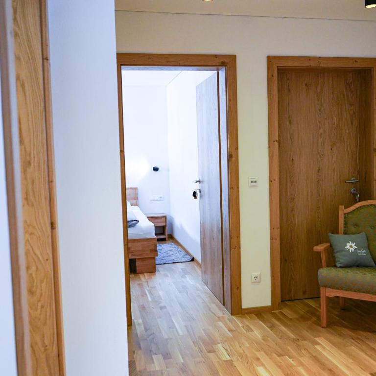 Haus Gosta Kreuzmayr Appartements - Apartment mit Blick auf die Berge - 8