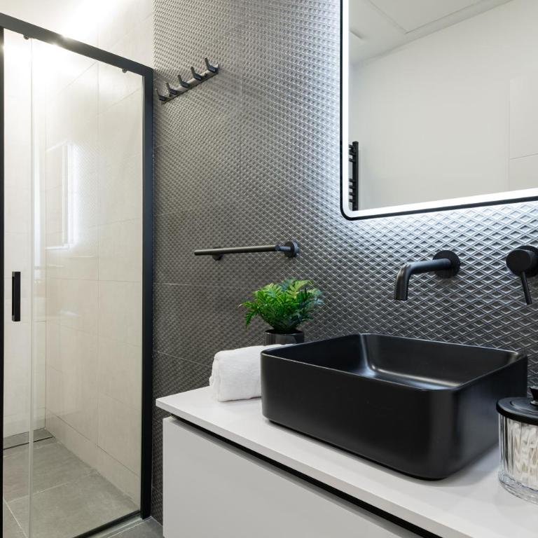 HONEY APARTMENT IN THE CENTER OF MADRID - Three-Bedroom Apartment - 33