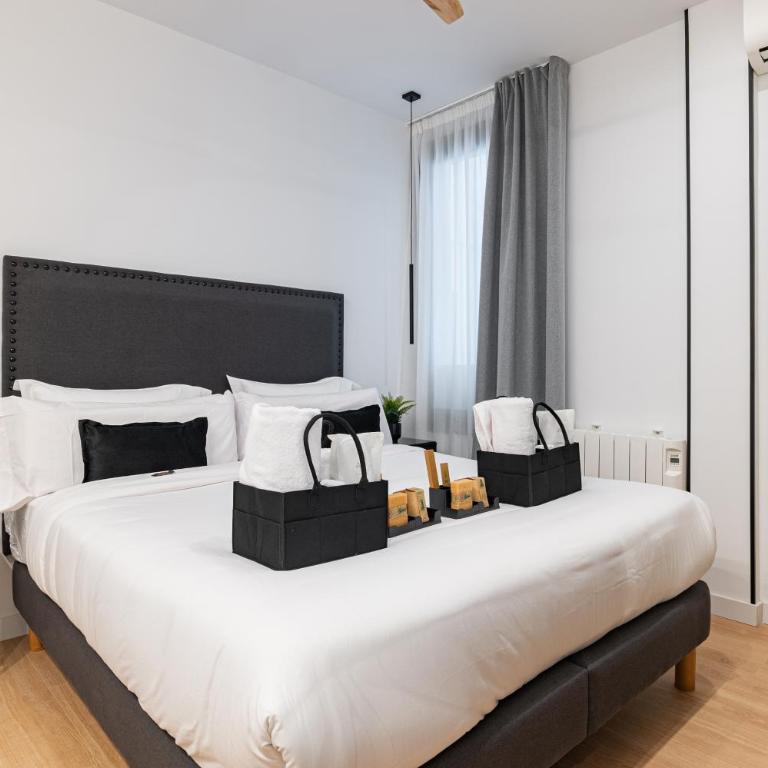 HONEY APARTMENT IN THE CENTER OF MADRID - Three-Bedroom Apartment - 13