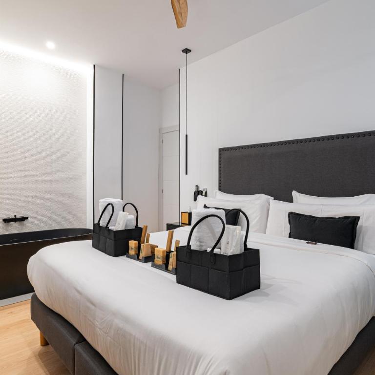 HONEY APARTMENT IN THE CENTER OF MADRID - Three-Bedroom Apartment - 3