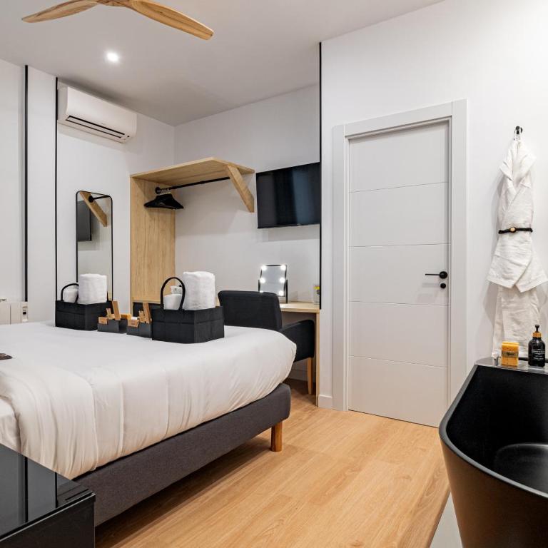 HONEY APARTMENT IN THE CENTER OF MADRID - Three-Bedroom Apartment - 1