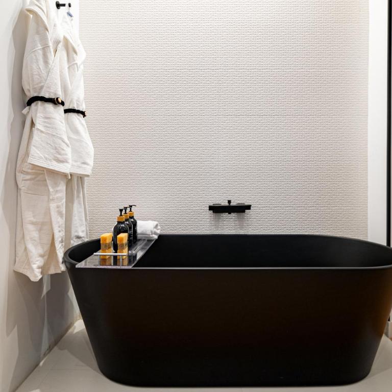 HONEY APARTMENT IN THE CENTER OF MADRID - Three-Bedroom Apartment - 11