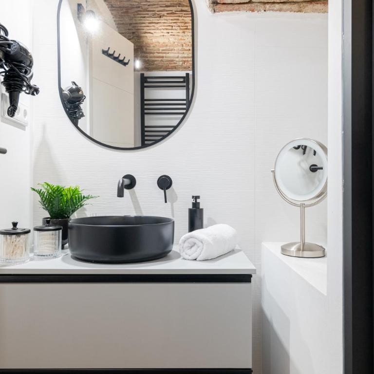 HONEY APARTMENT IN THE CENTER OF MADRID - Three-Bedroom Apartment - 44