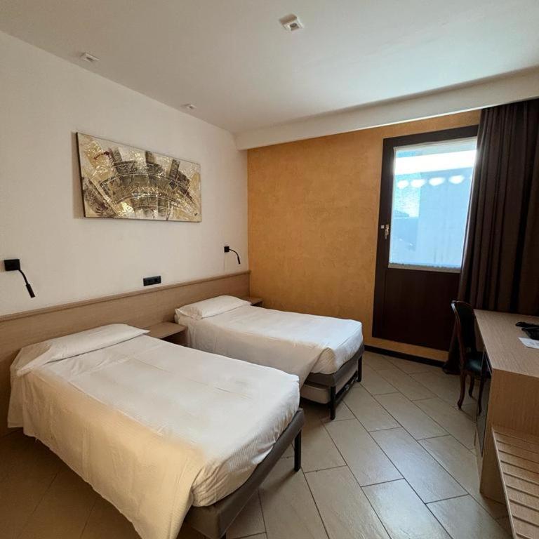 Hotel Plaza - Economy Double or Twin Room - 4