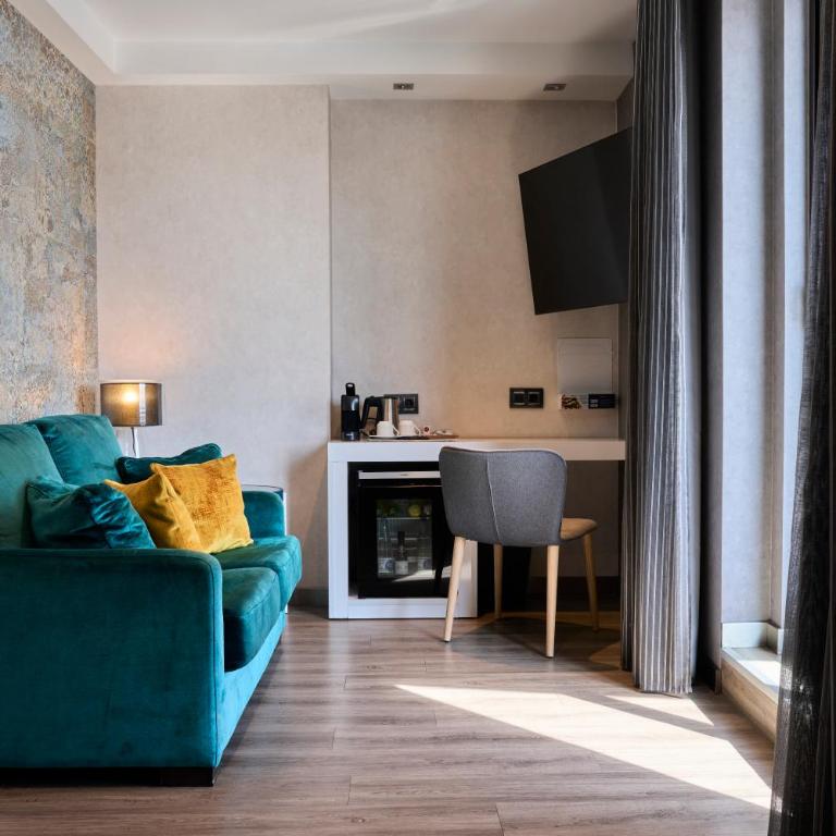 Catalonia Gran Via BCN - Suite with Private Pool - 3