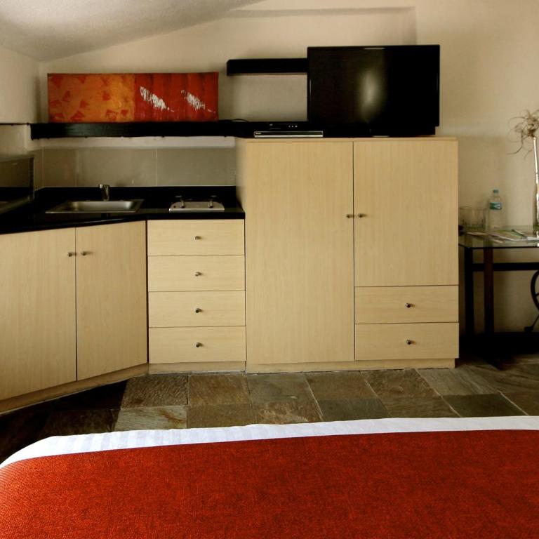 Aztic Hotel and Executive Suites - Junior Suite - 8