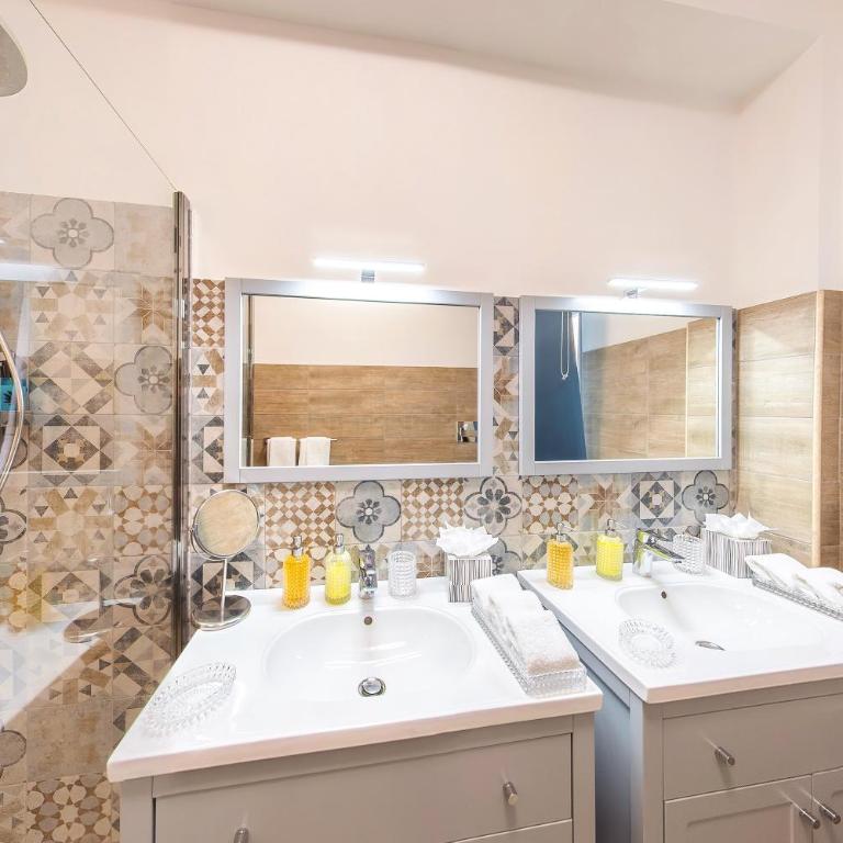 Maison de Famille - Large Double Room - 12
