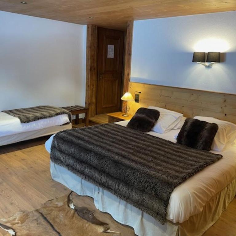 Les Chalets de la Serraz - Chambre Triple - Vue sur la Piscine - 1