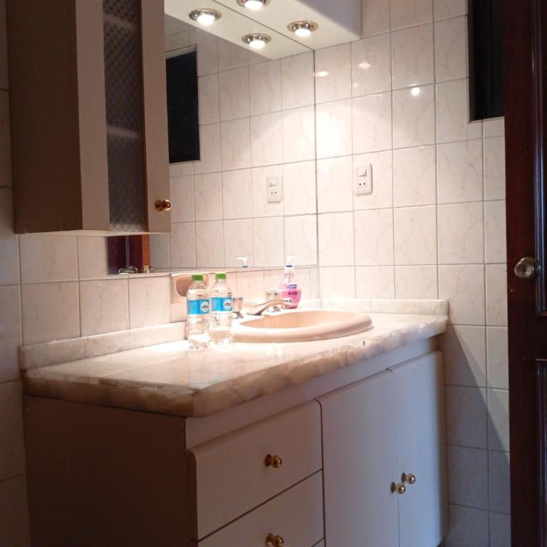 Hermosa Habitación en Av Arce frente a Multicine - Habitación Doble con baño privado - 3