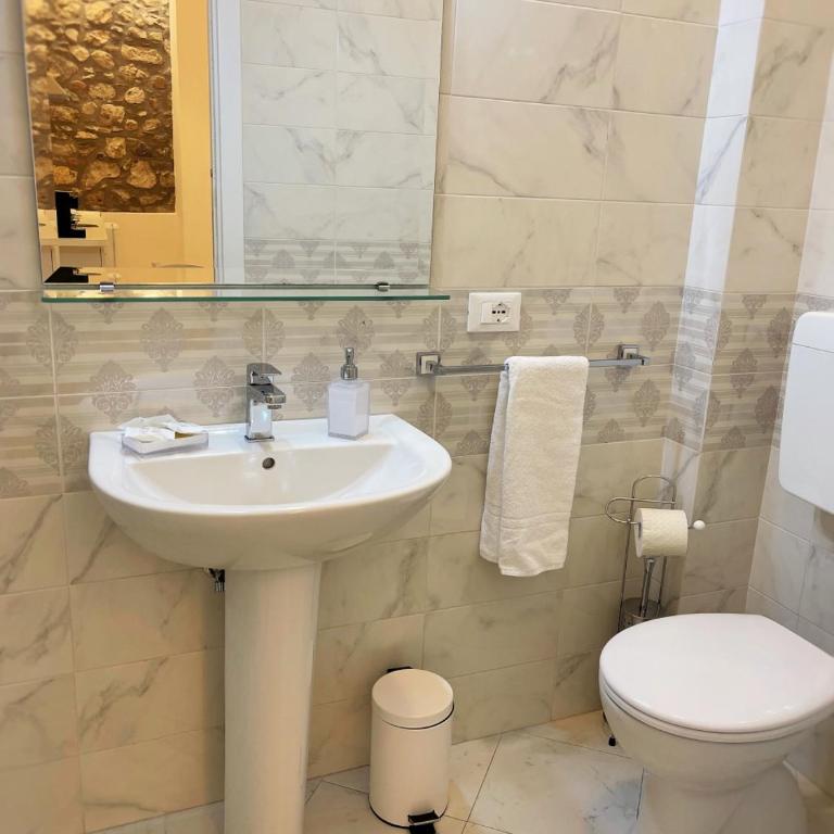 B&B Evelyne - Camera Familiare con Doccia - 2