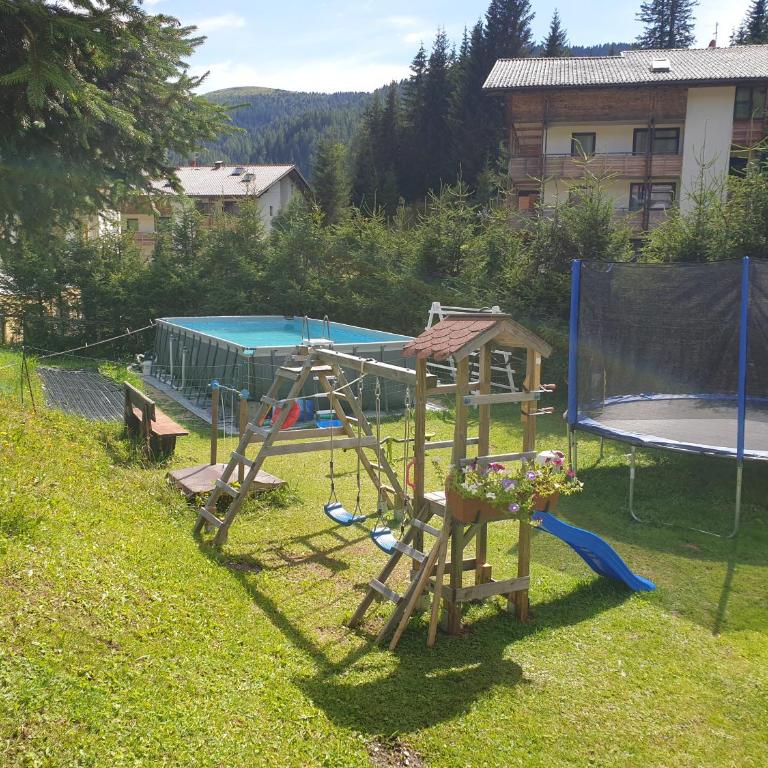 Ferienhaus Schäfer - Apartments - Wintersports - Family holiday - Holiday with your dog - Rural & Scenic - Apartment mit 4 Schlafzimmern und Poolblick - 2