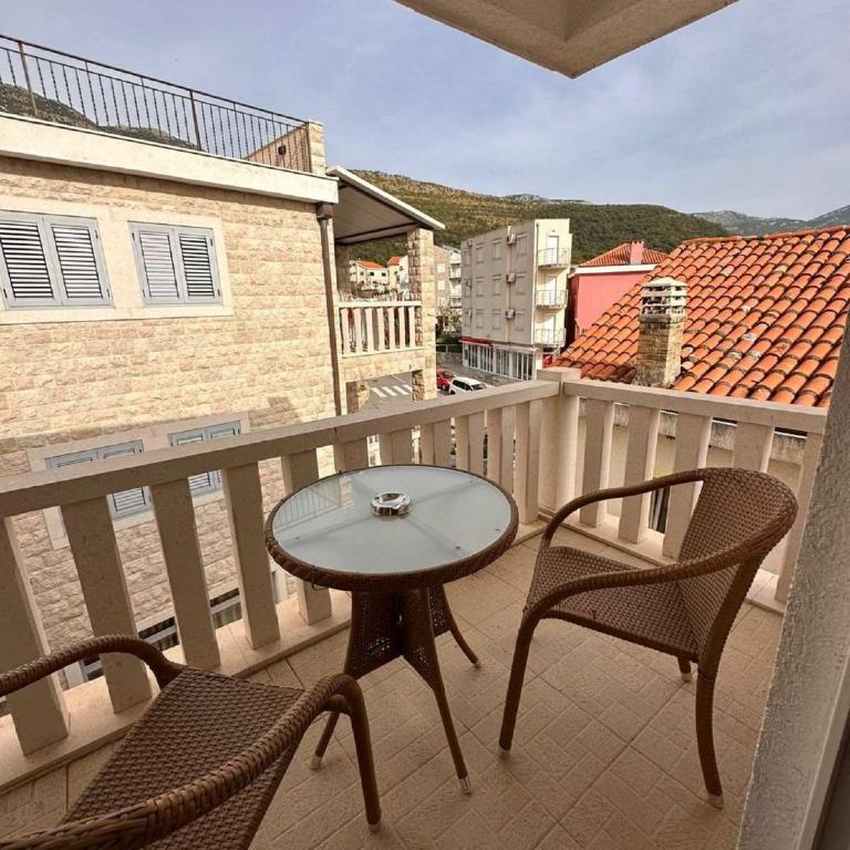 Apartments Djuro - One Bedroom Apartment with Balcony and Partial Sea View - 1