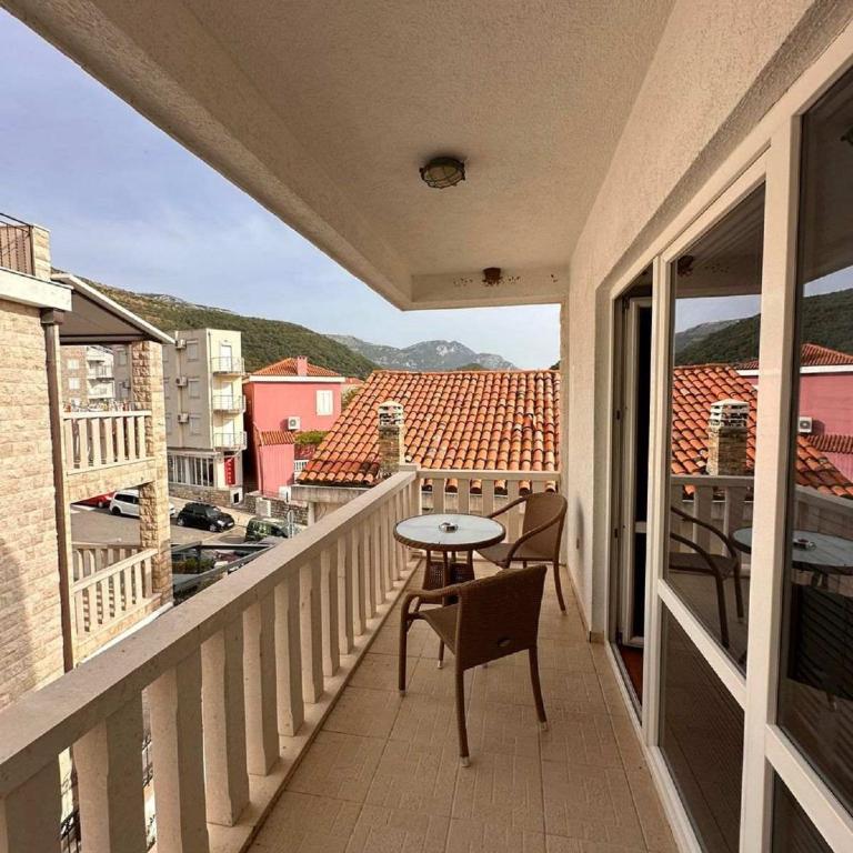 Apartments Djuro - One Bedroom Apartment with Balcony and Partial Sea View - 13