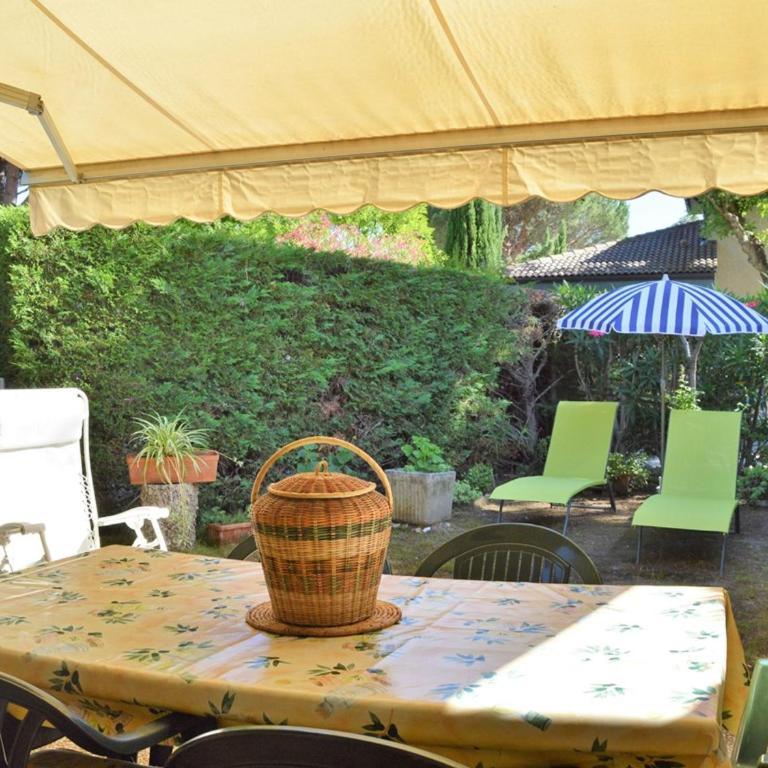 Appartement 2 pièces cabine avec terrasse, jardin, piscine et parking, proche plage - Le Lavandou - FR-1-251-517 - Appartement - 2