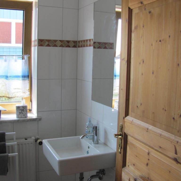#5 Schönes komfortables Gästezimmer mit Gemeinschaftsbad, W-Lan frei ,Airport nah gelegen - Einzelzimmer mit Gemeinschaftsdusche und -WC - 3