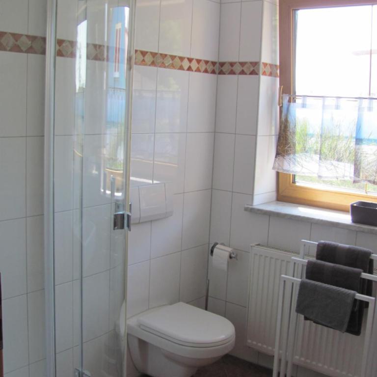 #5 Schönes komfortables Gästezimmer mit Gemeinschaftsbad, W-Lan frei ,Airport nah gelegen - Einzelzimmer mit Gemeinschaftsdusche und -WC - 4
