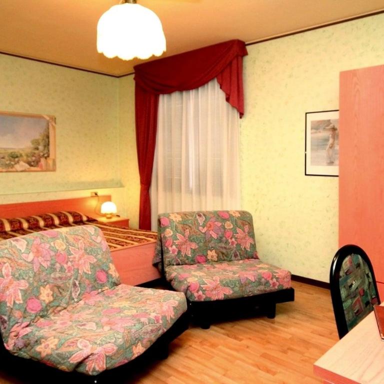 Hotel Benaco - Camera Quadrupla Economy - 4