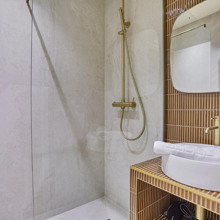 Residence Center of Paris by Studio prestige - Three-Bedroom Apartment - 2