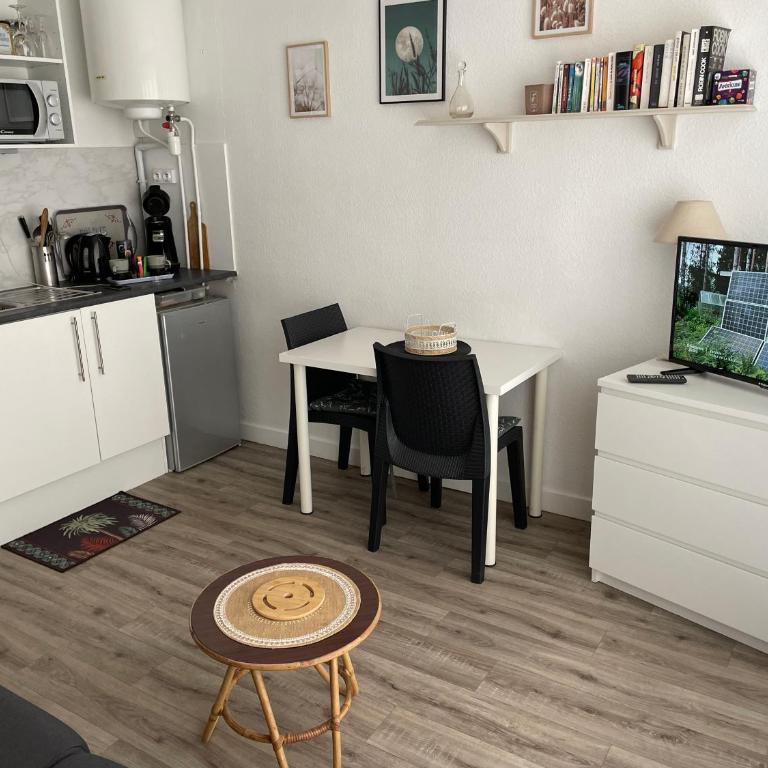 Studio rénové + loggia 5 mn des thermes / c.ville - La Case à Jo - Appartement 1 Chambre - 12