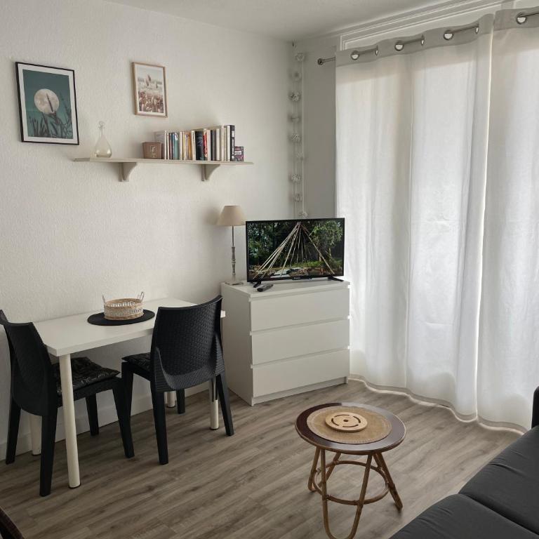 Studio rénové + loggia 5 mn des thermes / c.ville - La Case à Jo - Appartement 1 Chambre - 13