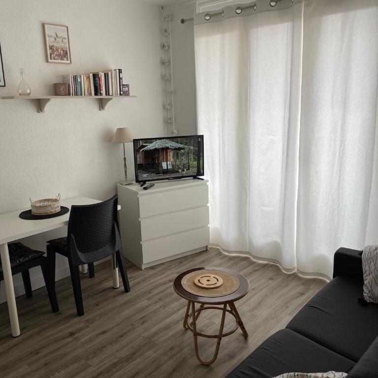 Studio rénové + loggia 5 mn des thermes / c.ville - La Case à Jo - Appartement 1 Chambre - 14