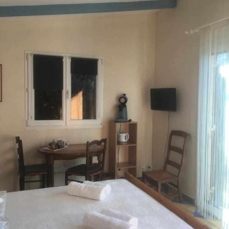 Studio chez Charles et Marie, indépendant de la maison, accès piscine, très calme, - Appartement 1 Chambre - 5