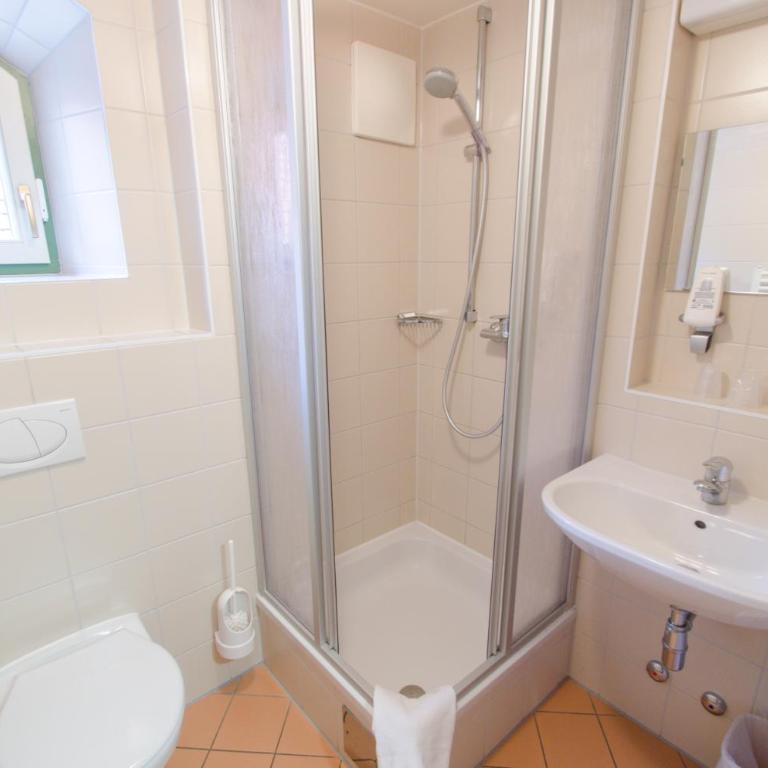 JUFA Hotel Murau - Self Check-in - Familienzimmer mit 2 Schlafzimmern - 2