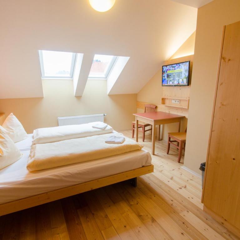 JUFA Hotel Murau - Self Check-in - Familienzimmer mit 2 Schlafzimmern - 4