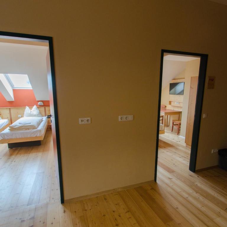 JUFA Hotel Murau - Self Check-in - Familienzimmer mit 2 Schlafzimmern - 3