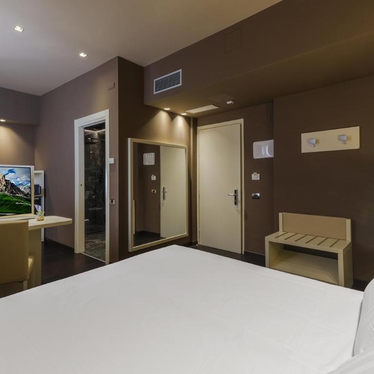 Hotel Touring - Camera Familiare (2 Adulti + 2 Bambini) - 4