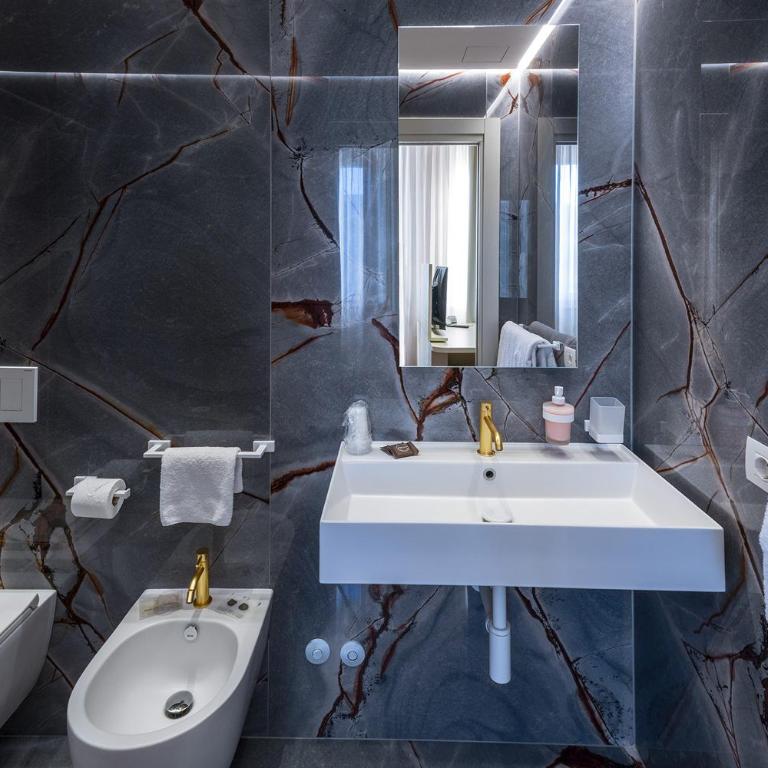 Hotel Touring - Camera Familiare (2 Adulti + 2 Bambini) - 8
