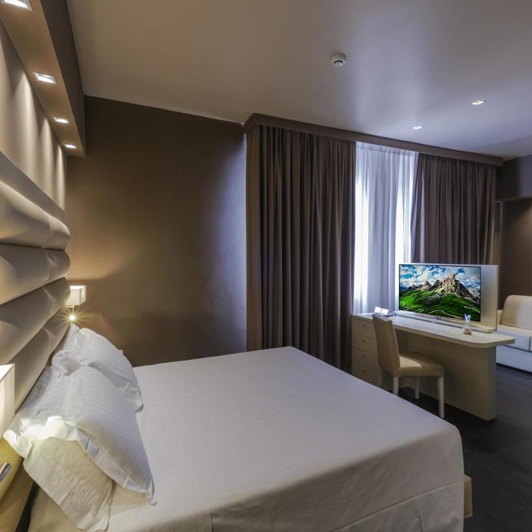 Hotel Touring - Camera Familiare (2 Adulti + 2 Bambini) - 3