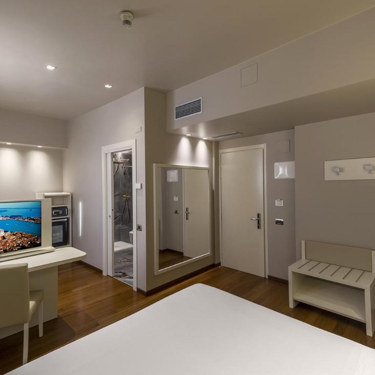 Hotel Touring - Camera Familiare (2 Adulti + 2 Bambini) - 2