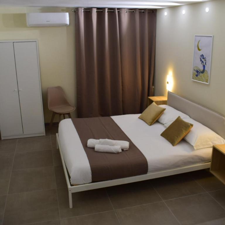 Mirea - Triple Room with Private Bathroom - 11